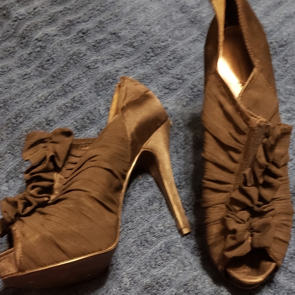 Sophisticated Pumps - Picture 2 of 4